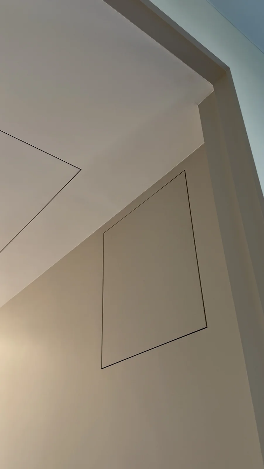 Dettaglio architettonico hospitality con due accessi tecnici PERMALINE su parete e soffitto